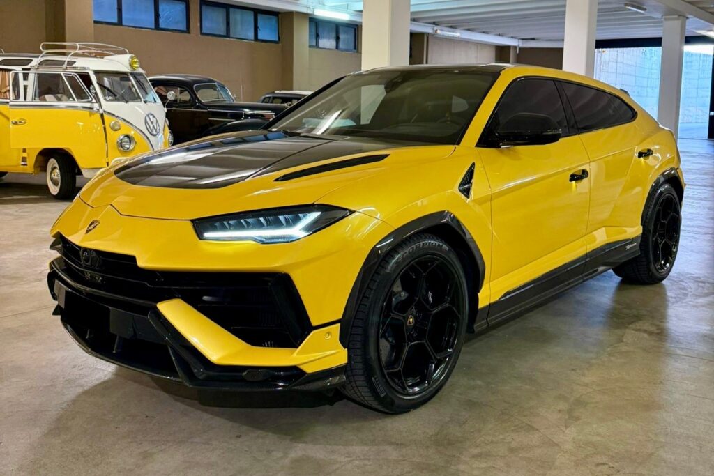 Lamborghni Urus Performante Yellow Front