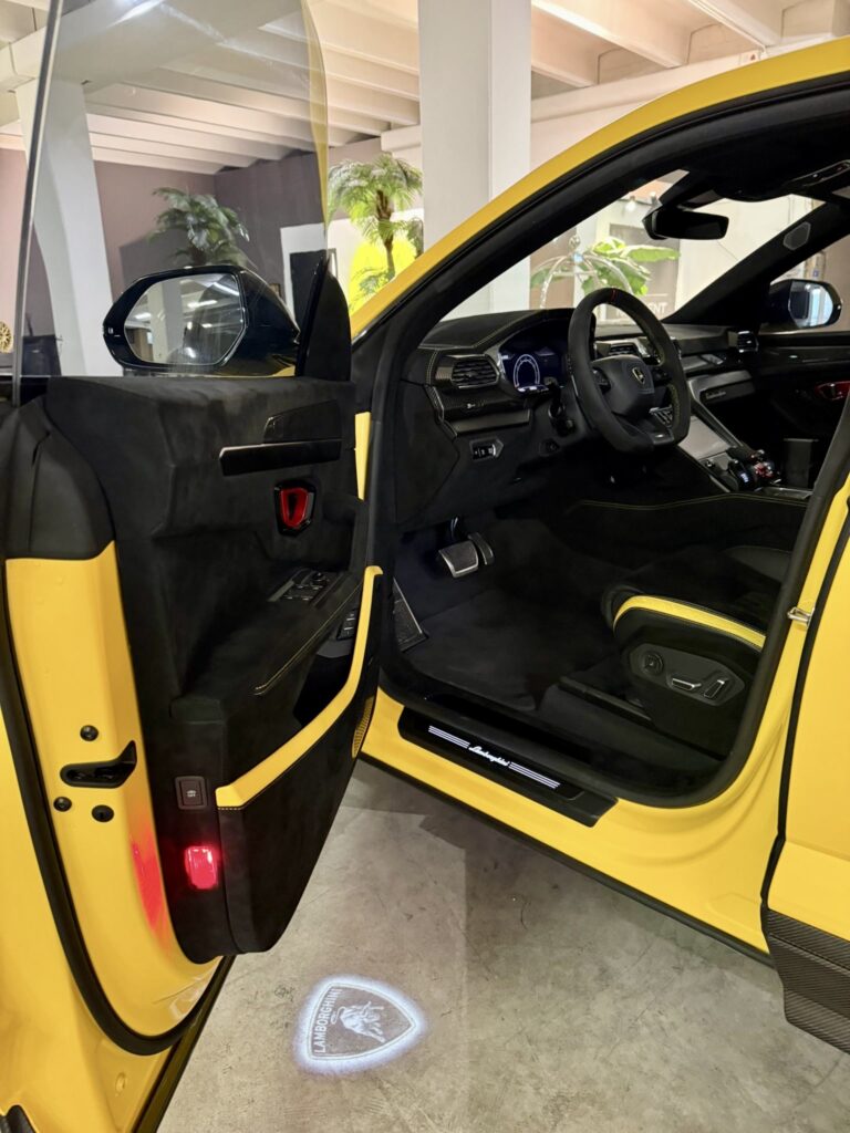 Lamborghni Urus Performante Yellow Interior