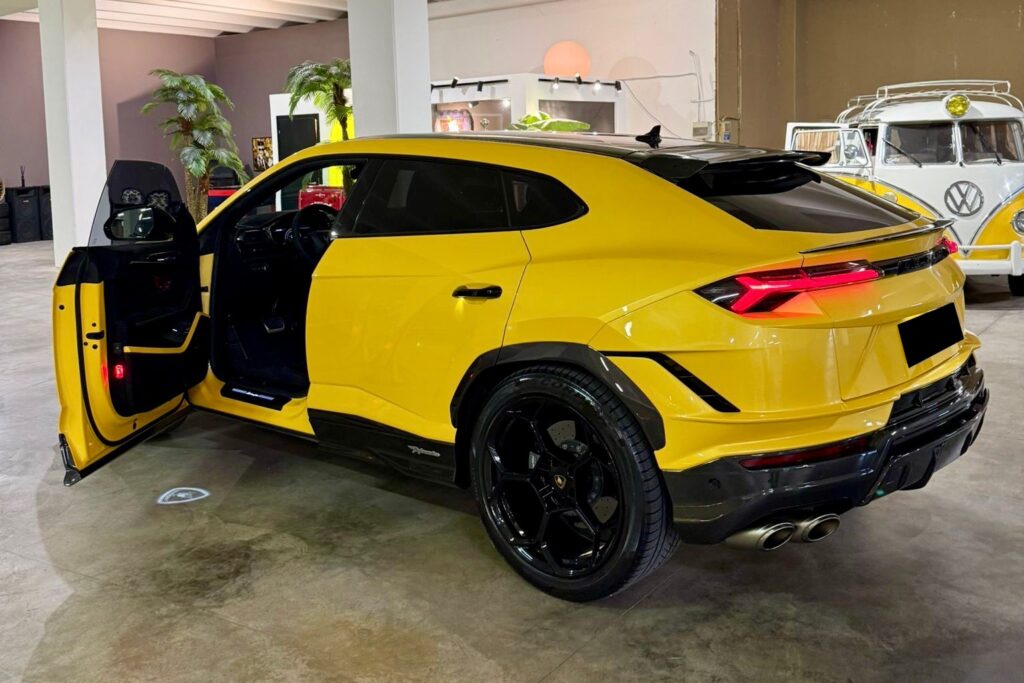 Lamborghni Urus Performante Yellow Side