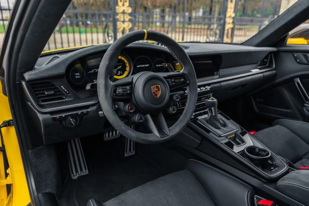 imgi_69_Porsche-992-GT3-RS-Yellow-Interior